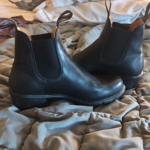 Blundstone 1671 black heeled boots size 8